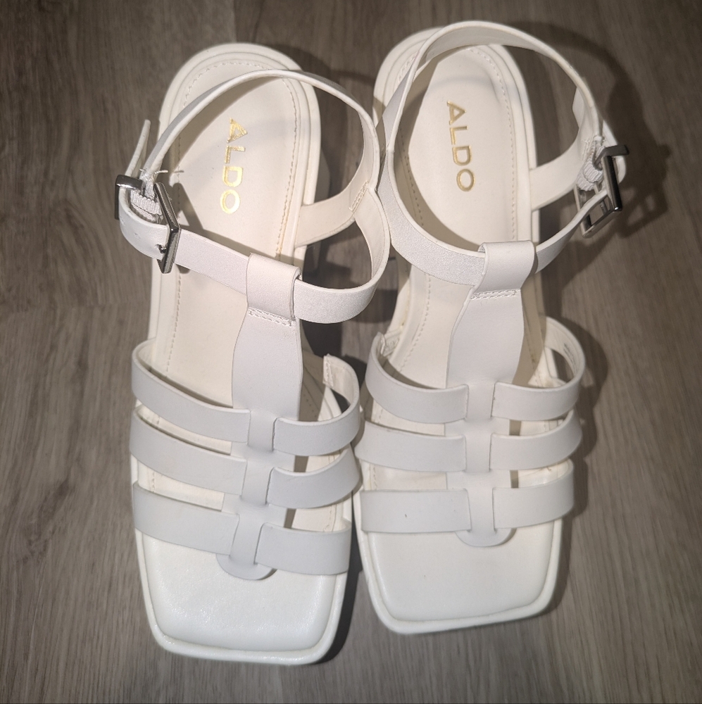 White women's ALDO platform heels. Size 7.